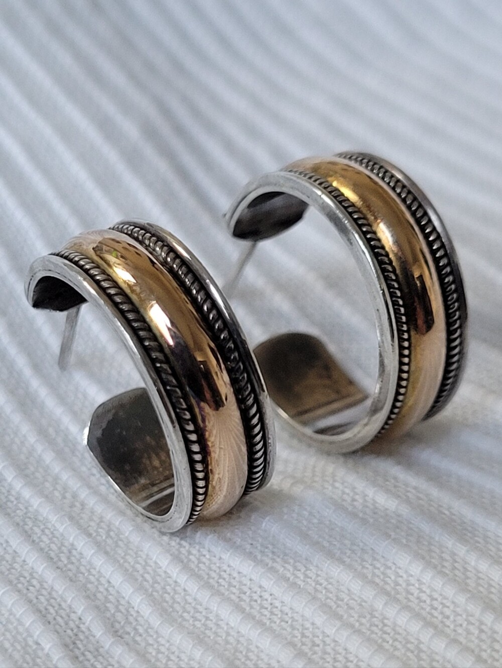Vtg 90s Suarti Bali 18K Gold/Sterling Silver Small Hoop/Huggie Earrings